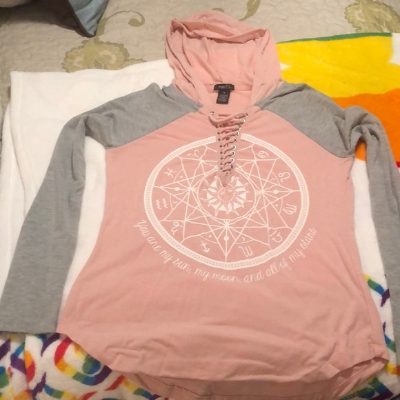 Rue21 Tops - Rue 21 shirt with hood